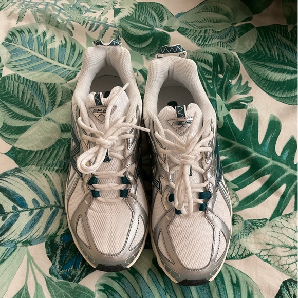 new balance 610v1 metallic silver size 8 - Picture 3 of 5